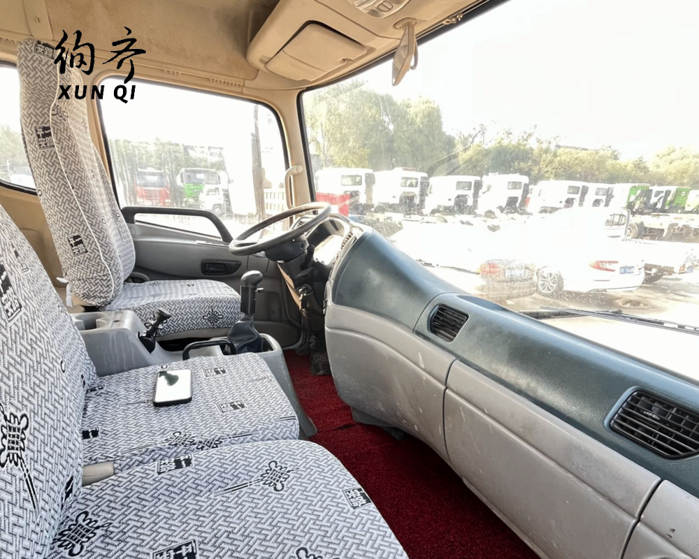 Dongfeng 4x2 Super Strong Sewage Suction Truck Cheap Price 10 cubic meters 180 horsepower Cummins engine