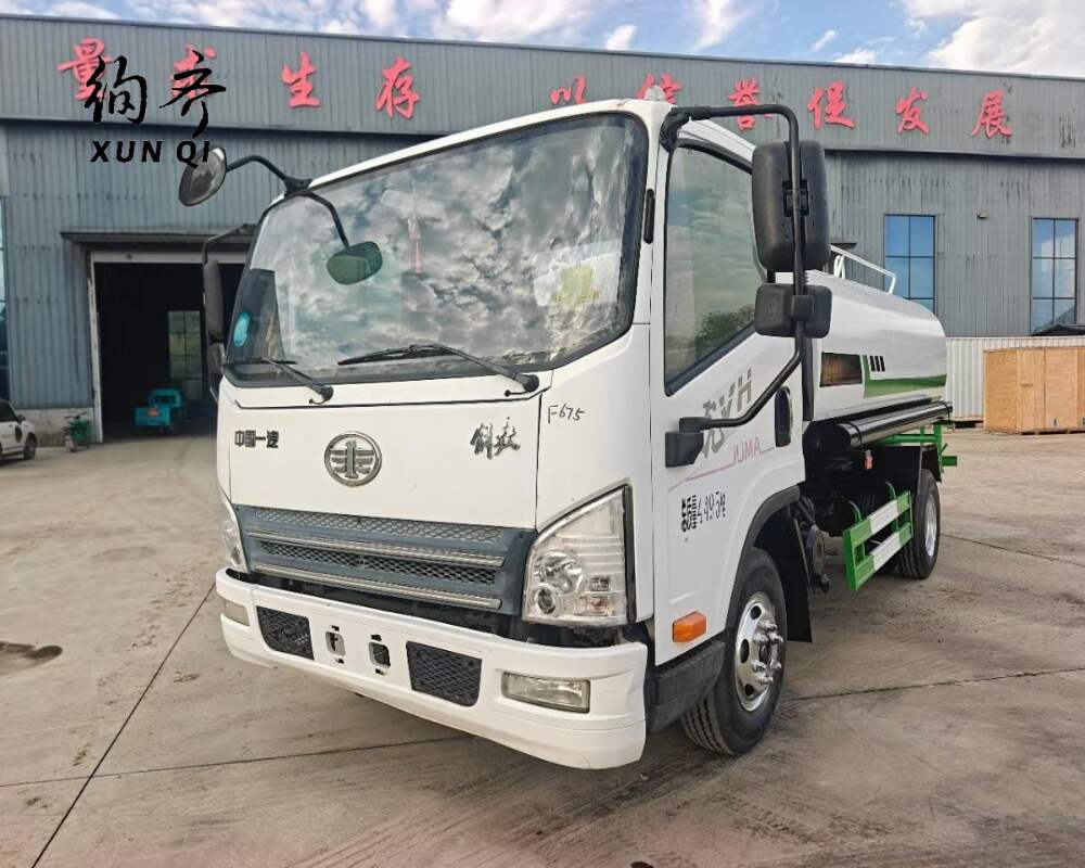 Used FAW 4×2 102 hp water sprinkler truck 2.5 cubic meter 2-ton 4-cylinder diesel engine