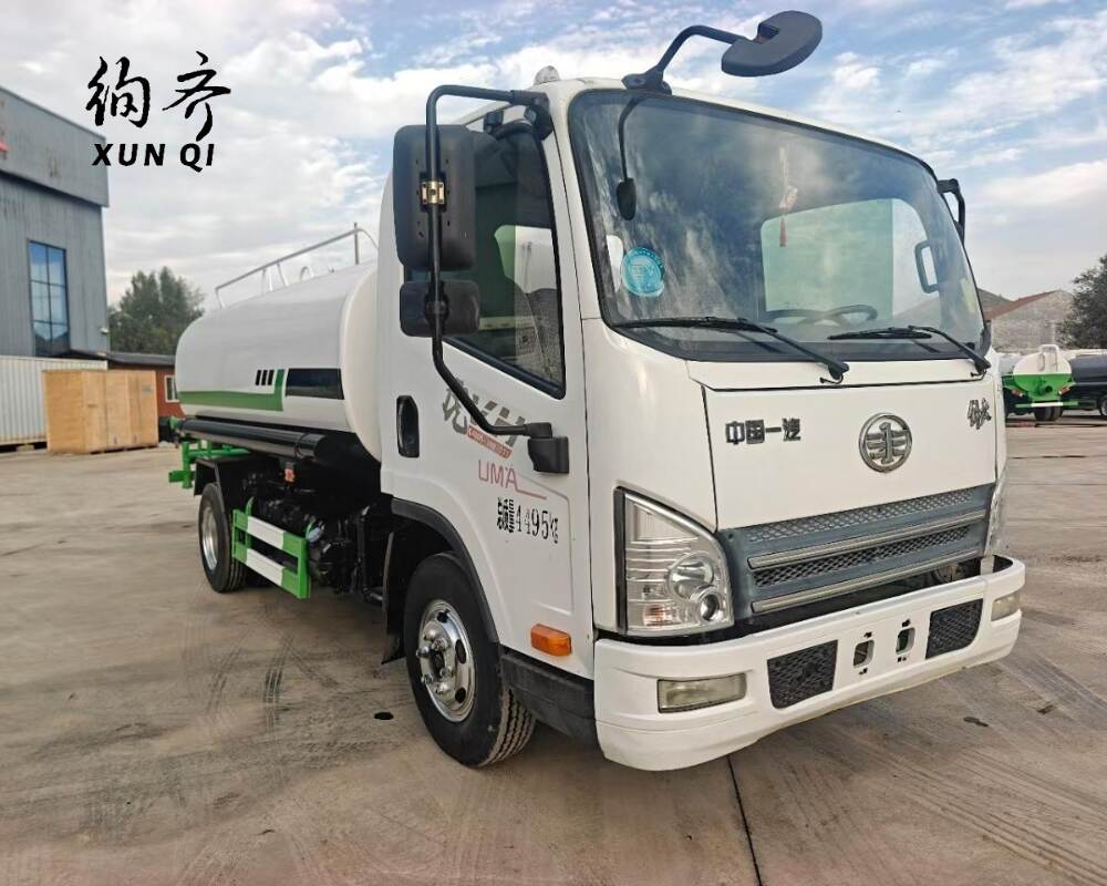 Used FAW 4×2 102 hp water sprinkler truck 2.5 cubic meter 2-ton 4-cylinder diesel engine