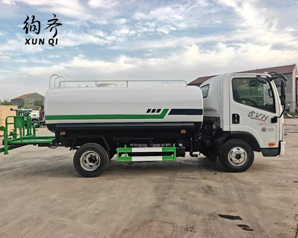 Used FAW 4×2 102 hp water sprinkler truck 2.5 cubic meter 2-ton 4-cylinder diesel engine