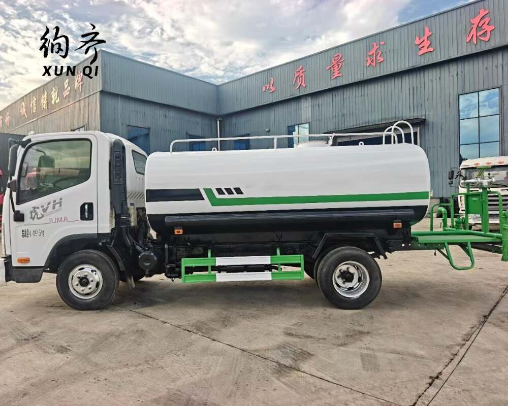 Used FAW 4×2 102 hp water sprinkler truck 2.5 cubic meter 2-ton 4-cylinder diesel engine