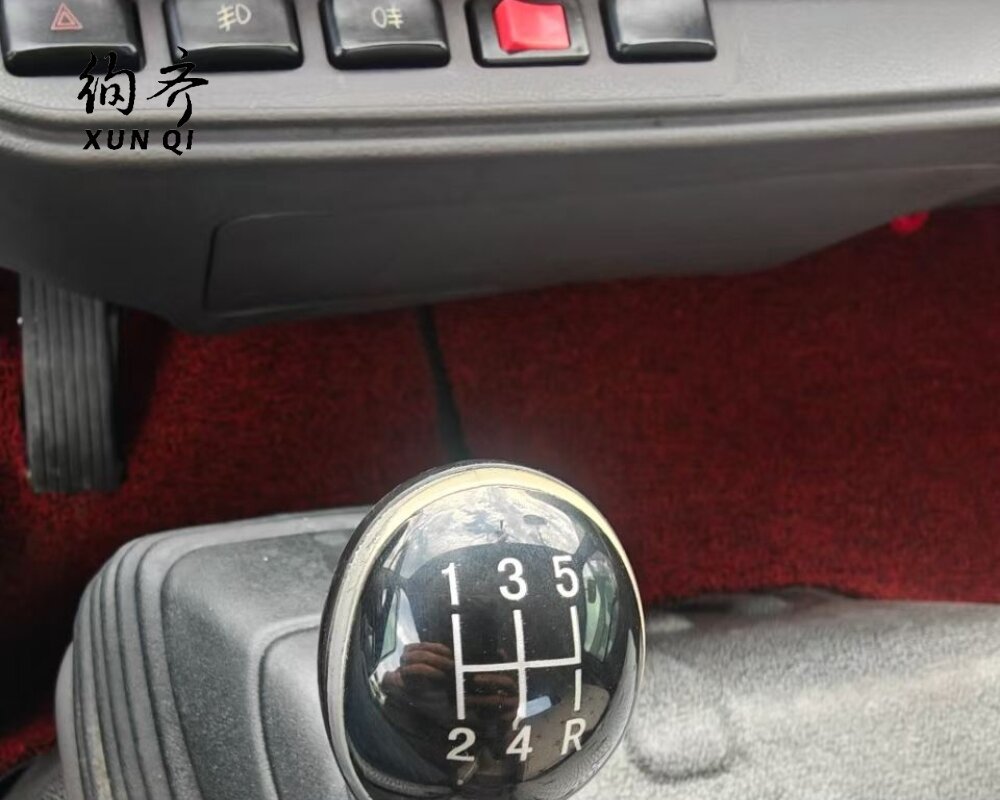 Used FAW 4×2 102 hp water sprinkler truck 2.5 cubic meter 2-ton 4-cylinder diesel engine