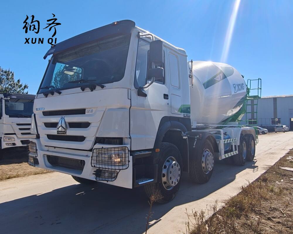 Used Howo 8×4 371 hp concrete mixer truck equipped with a 6-cylinder Euro II diesel engine