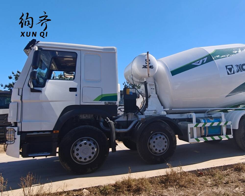 Used Howo 8×4 371 hp concrete mixer truck equipped with a 6-cylinder Euro II diesel engine