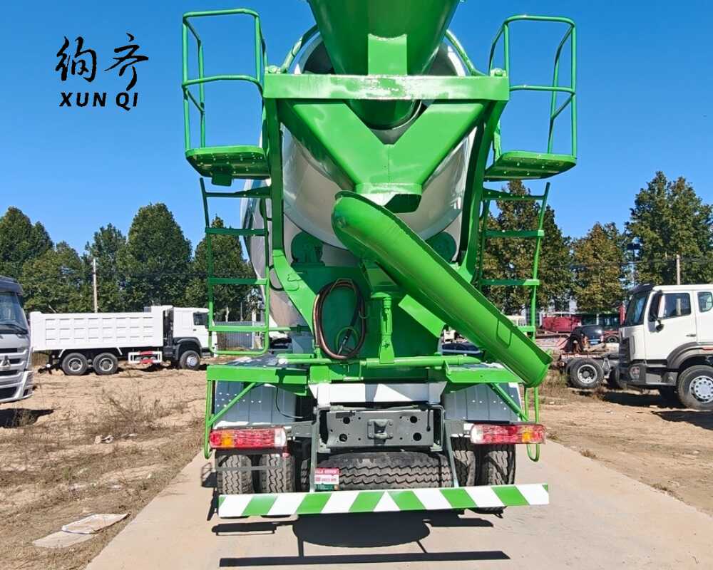 Used Howo 8×4 371 hp concrete mixer truck equipped with a 6-cylinder Euro II diesel engine