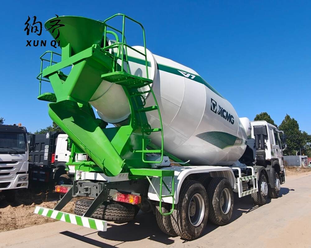 Used Howo 8×4 371 hp concrete mixer truck equipped with a 6-cylinder Euro II diesel engine
