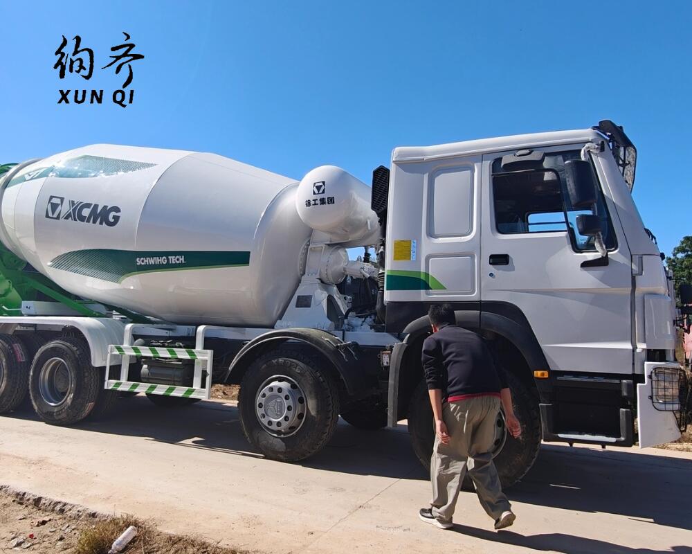 Used Howo 8×4 371 hp concrete mixer truck equipped with a 6-cylinder Euro II diesel engine