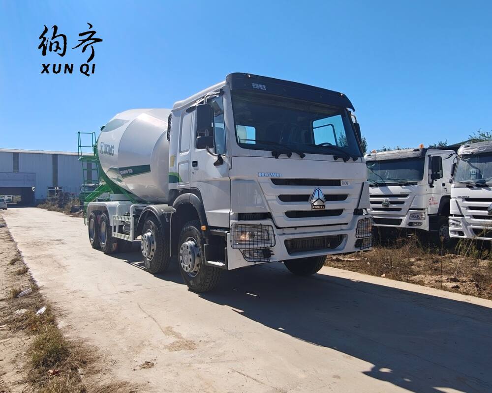 Used Howo 8×4 371 hp concrete mixer truck equipped with a 6-cylinder Euro II diesel engine