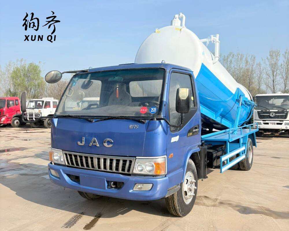 Used JAC 4×2 120-160 HP Fecal Suction Truck 4.5-ton 5 m³ 4-Cylinder Diesel Engine