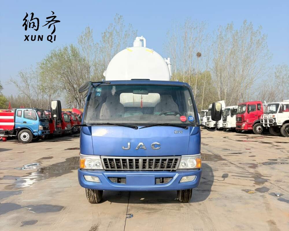 Used JAC 4×2 120-160 HP Fecal Suction Truck 4.5-ton 5 m³ 4-Cylinder Diesel Engine