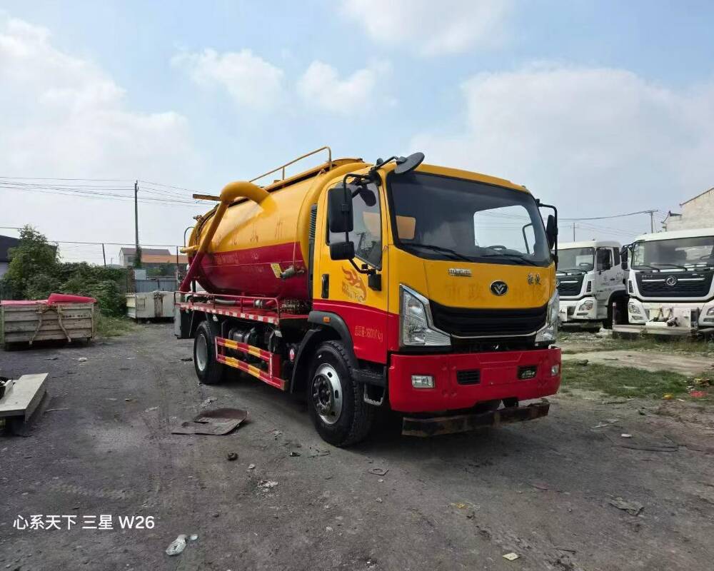 Used Sinotruk 4×2 190hp vacuum truck Euro VI 4-cylinder Weichai engine 7–8 ton capacity
