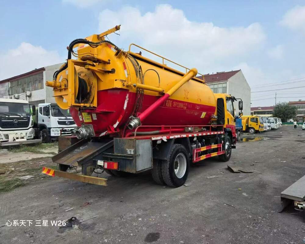 Used Sinotruk 4×2 190hp vacuum truck Euro VI 4-cylinder Weichai engine 7–8 ton capacity