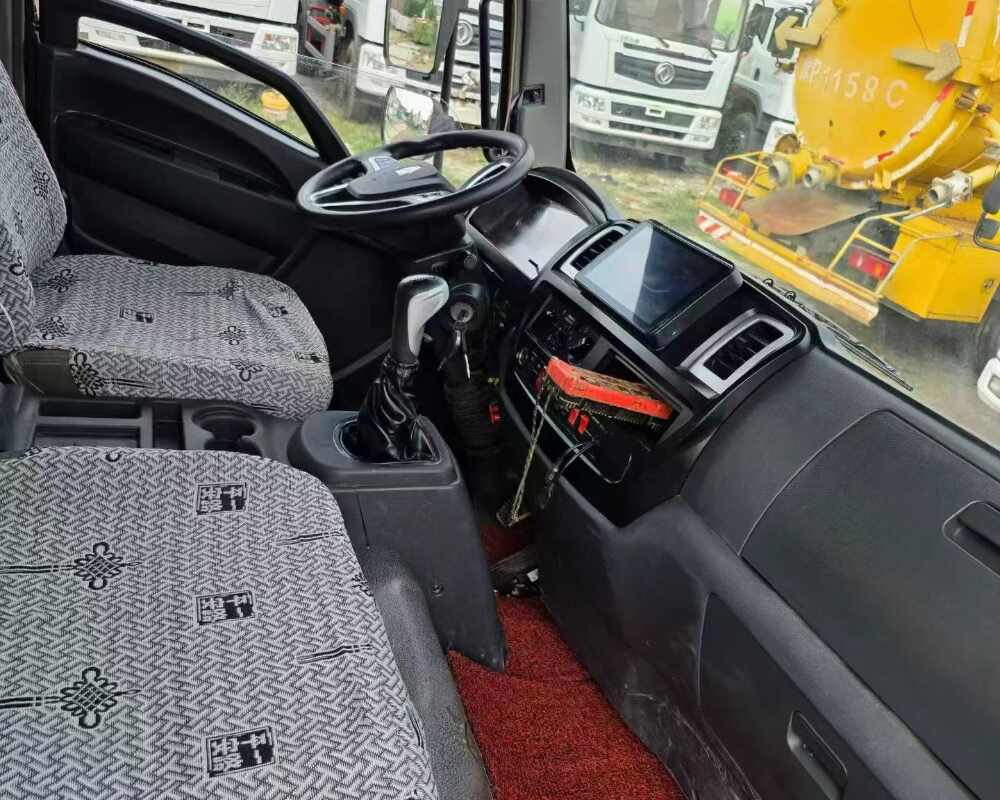 Used Sinotruk 4×2 190hp vacuum truck Euro VI 4-cylinder Weichai engine 7–8 ton capacity