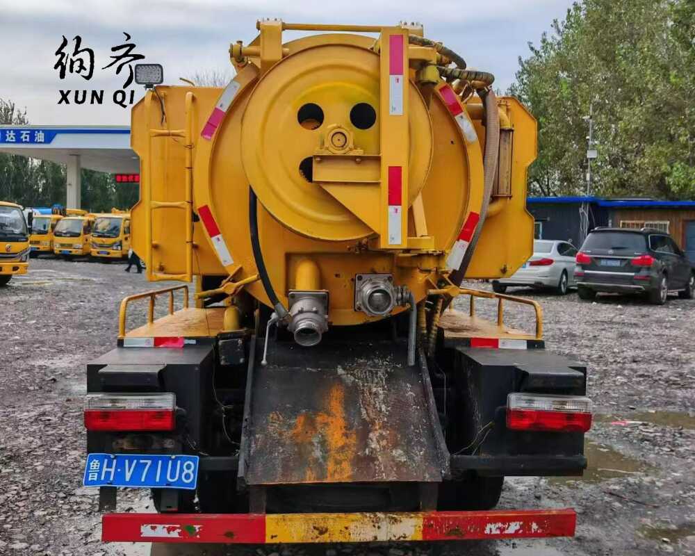 ‌Used Dongfeng 4×2 102-170 HP Sewage Suction Truck 4-ton 3-5 m³ 4-cylinder Diesel Engine‌