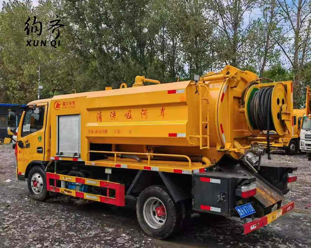 ‌Used Dongfeng 4×2 102-170 HP Sewage Suction Truck 4-ton 3-5 m³ 4-cylinder Diesel Engine‌