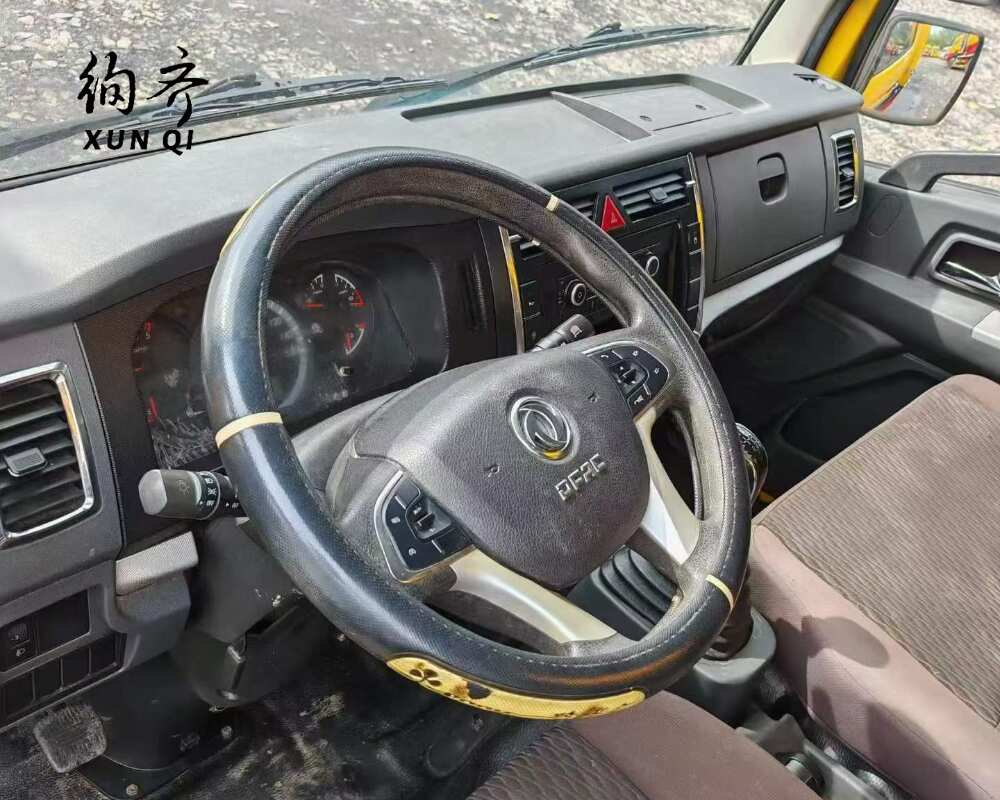 ‌Used Dongfeng 4×2 102-170 HP Sewage Suction Truck 4-ton 3-5 m³ 4-cylinder Diesel Engine‌