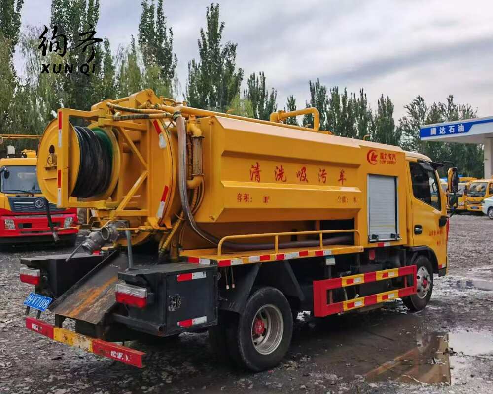 ‌Used Dongfeng 4×2 102-170 HP Sewage Suction Truck 4-ton 3-5 m³ 4-cylinder Diesel Engine‌